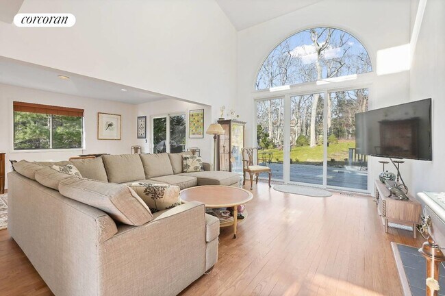 11 Harbor Blvd in East Hampton, NY - Building Photo - Building Photo