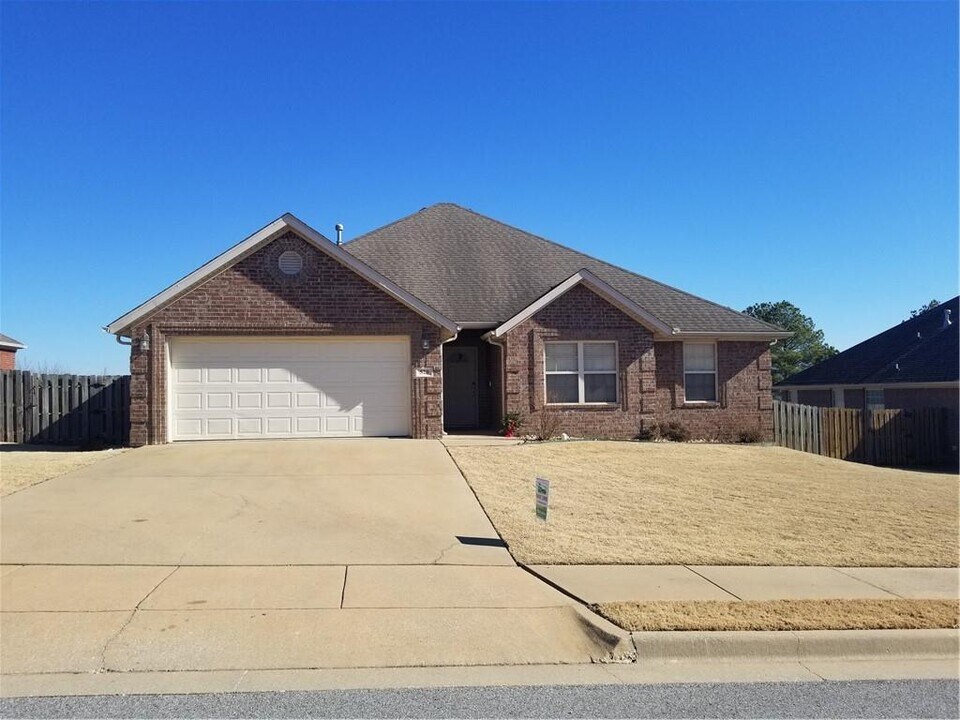520 McKissic Spring Rd in Centerton, AR - Building Photo
