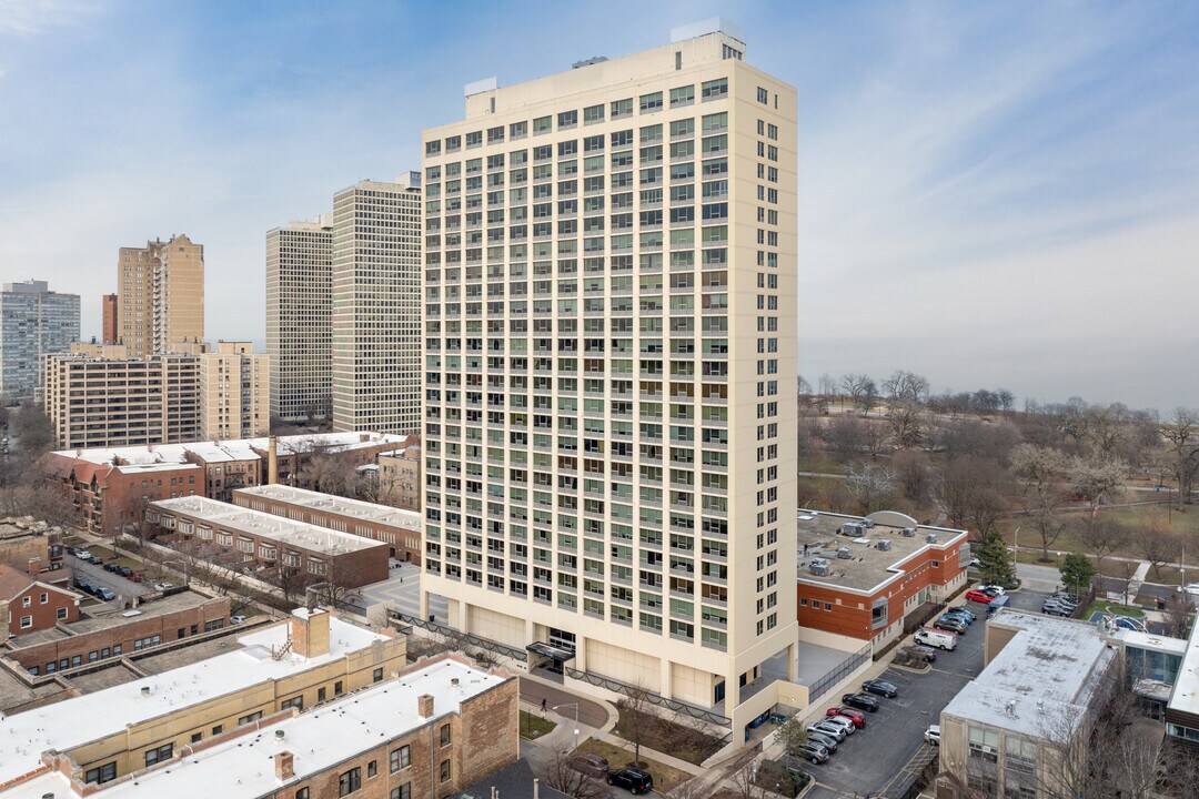 Cornell Village in Chicago, IL - Building Photo