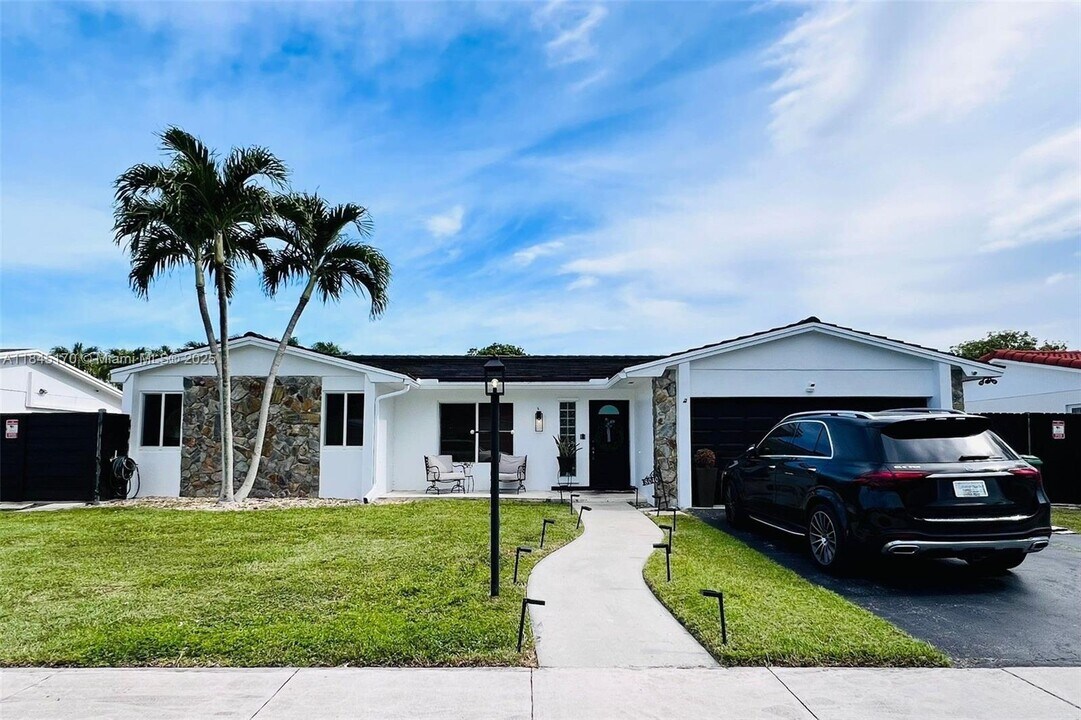 8040 SW 196th St in Cutler Bay, FL - Building Photo