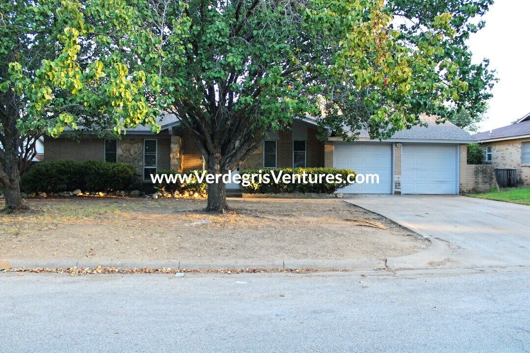 805 Kelley Dr in Everman, TX - Building Photo