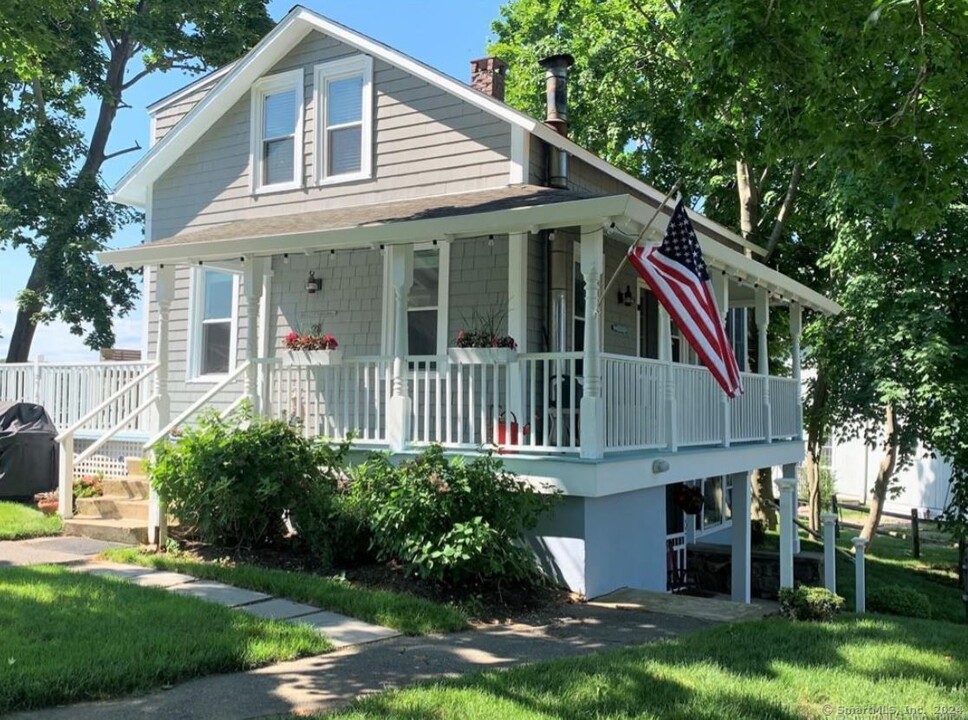 28 Indian Point Rd in Branford, CT - Building Photo