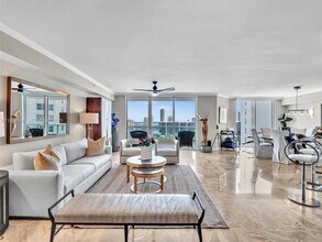 3301 NE 183rd St in Aventura, FL - Foto de edificio - Building Photo