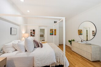 4401 Moorpark Way, Unit 108 in Toluca Lake, CA - Building Photo - Building Photo