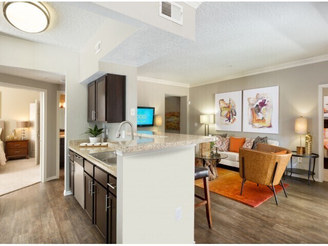 1108 Enclave Pkwy in Houston, TX - Building Photo - Building Photo