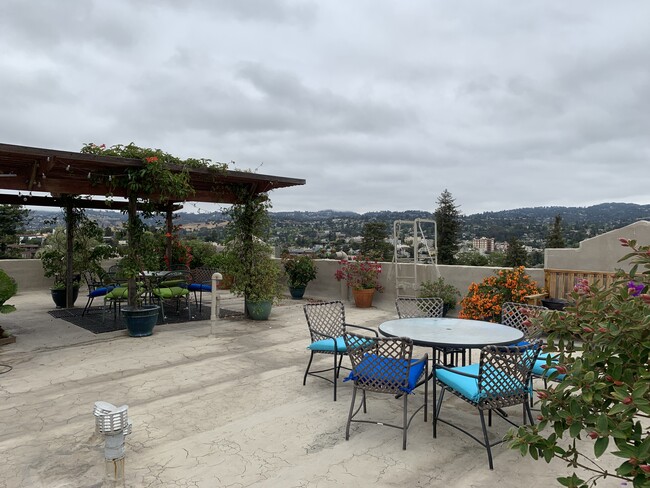 Bellevue Towers in Oakland, CA - Building Photo - Building Photo