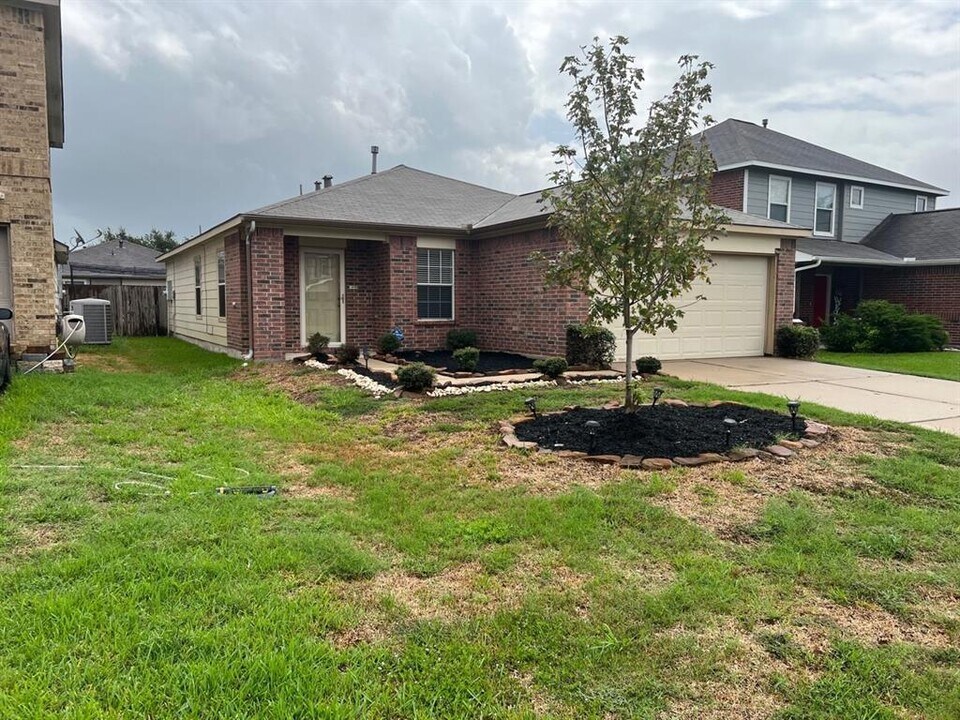1907 Cold River Dr in Humble, TX - Building Photo