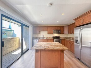 3275 Caminito Eastbluff in San Diego, CA - Building Photo - Building Photo