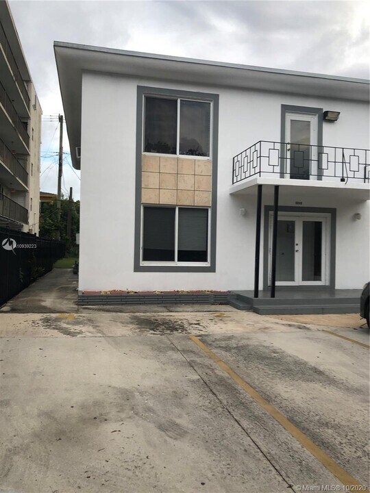 1000 Biarritz Dr-Unit -4 in Miami Beach, FL - Foto de edificio