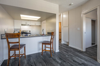 Park City View in Santa Ana, CA - Building Photo - Interior Photo