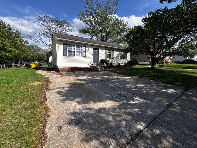 1242 Cedarcliff Dr in Glen Burnie, MD - Foto de edificio - Building Photo