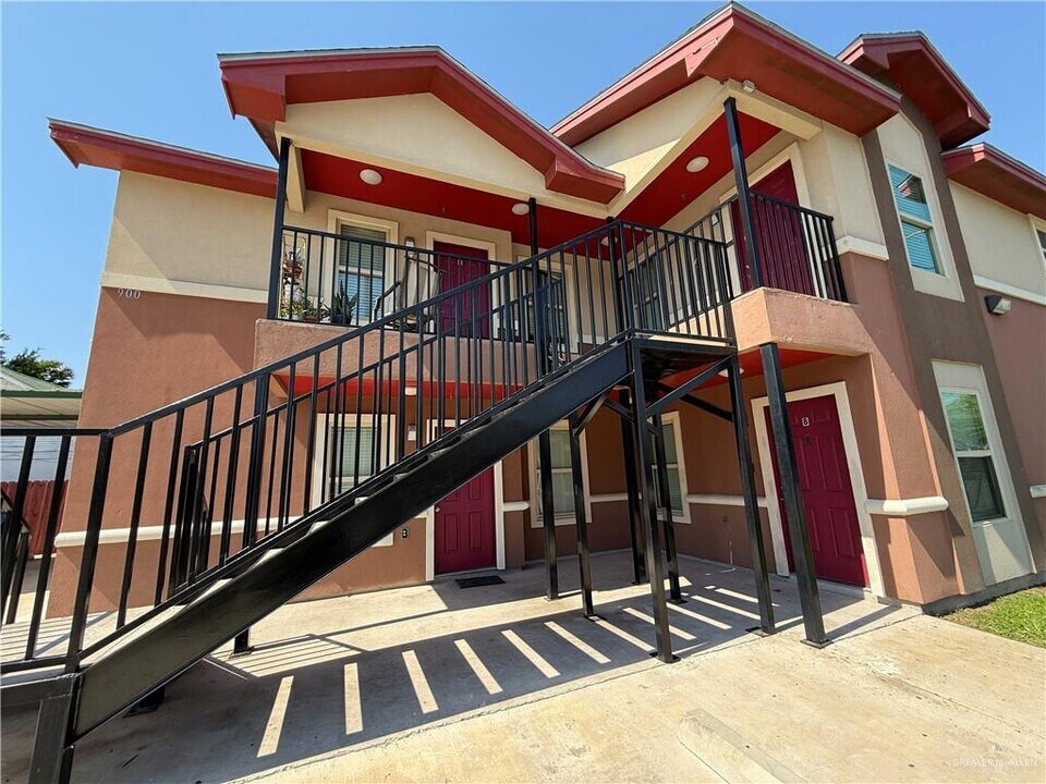 900 S 15th St in McAllen, TX - Building Photo