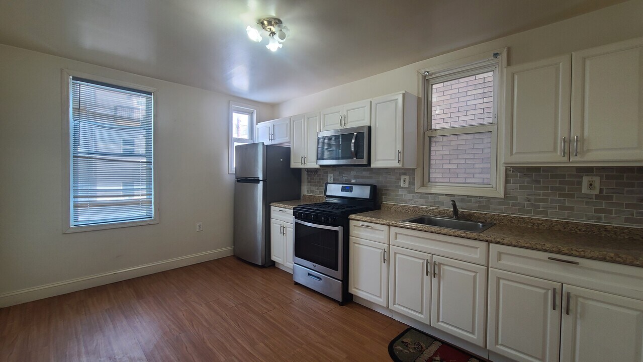 32 Armstrong Ave, Unit 1 in Jersey City, NJ - Building Photo