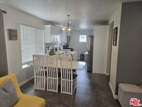 327 N Kenmore Ave in Los Angeles, CA - Building Photo - Building Photo