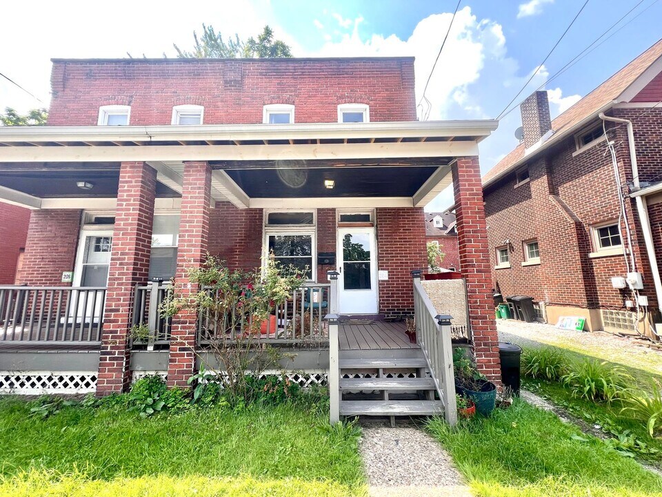 204 Kelly Ave in Pittsburgh, PA - Building Photo