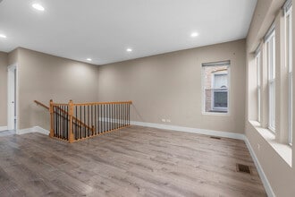 5731 N Washtenaw Ave, Unit 1R in Chicago, IL - Building Photo - Building Photo