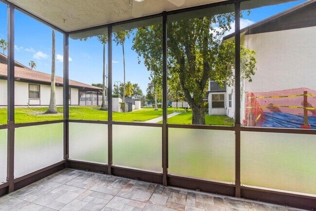 345 W Laurel Dr
