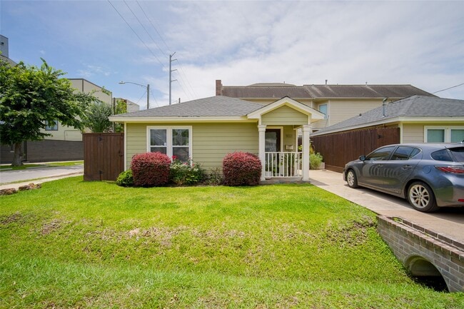 property at 902 W 9th St