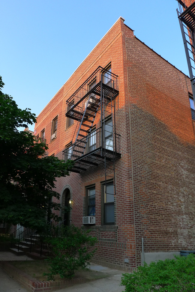 32-10 82nd St in Flushing, NY - Foto de edificio - Building Photo