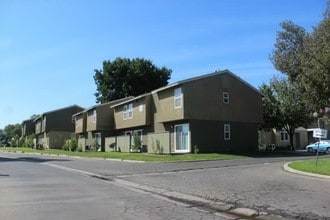 Amberwood Apartments in Hanford, CA - Building Photo - Building Photo