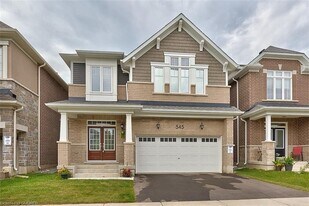 545 Kennedy Cir W in Milton, ON - Building Photo