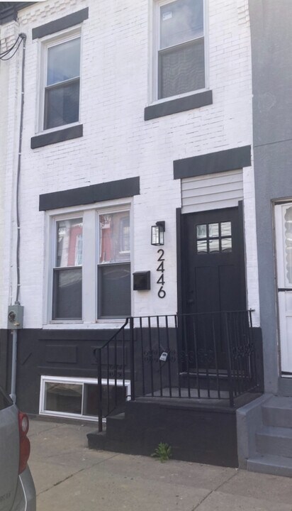 2446 W Oakdale St in Philadelphia, PA - Foto de edificio