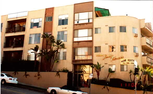 10394 Rochester Ave in Los Angeles, CA - Foto de edificio - Building Photo