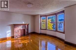 1369 Main St E in Hamilton, ON - Building Photo