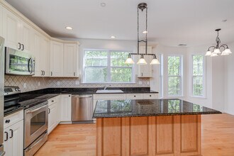 82 Suzie Dr in Newtown, CT - Building Photo - Building Photo