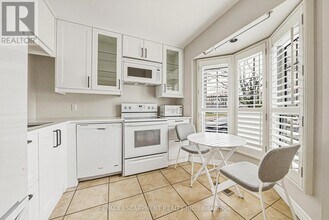 1275 Maple Crossing Blvd in Burlington, ON - Building Photo - Building Photo