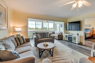 12112 44th Ave W in Cortez, FL - Building Photo