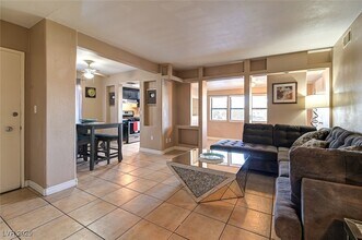 1440 E Vegas Valley Dr in Las Vegas, NV - Building Photo - Building Photo