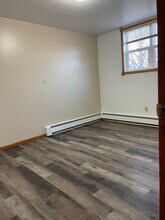 300 13th St NW, Unit 4 in Mandan, ND - Foto de edificio - Building Photo