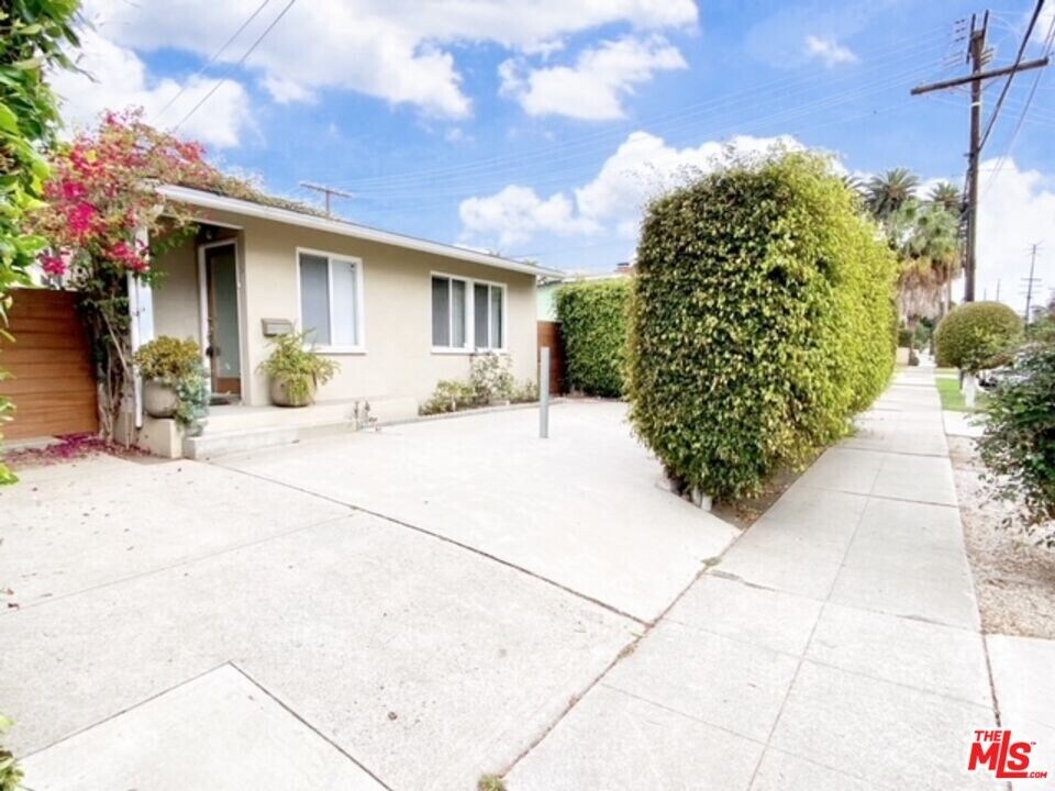 11673 Mississippi Ave in Los Angeles, CA - Building Photo