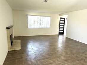 16661 Blanton Ln, Unit D in Huntington Beach, CA - Foto de edificio - Building Photo