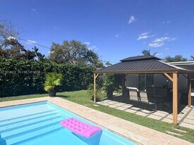 1430 NE 149th St in North Miami, FL - Building Photo