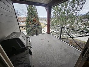 511 Yates Rd in Kelowna, BC - Building Photo - Building Photo