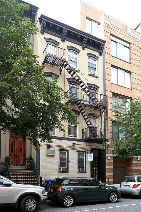 112 W 15th St in New York, NY - Building Photo