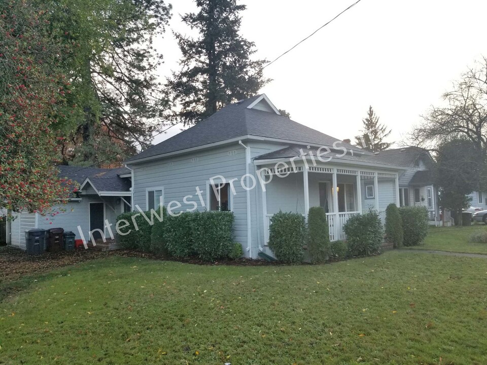 670 SE Walnut St in Hillsboro, OR - Building Photo