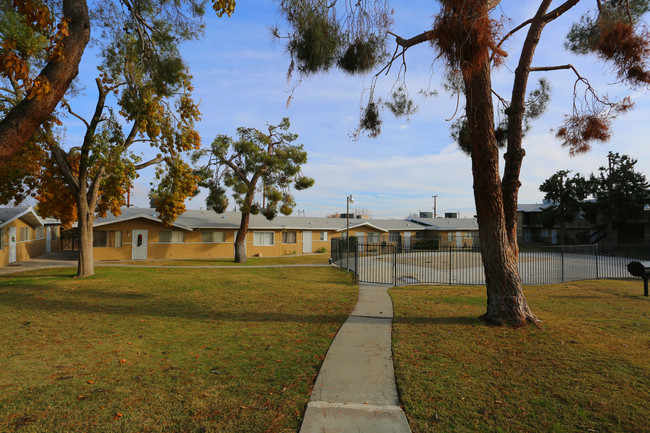 Courtyard Terrace in Taft, CA - Building Photo - Building Photo