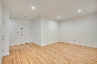 204 Grand St in Hoboken, NJ - Building Photo - Building Photo