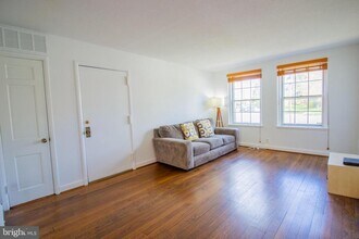 2900 S Buchanan St in Arlington, VA - Building Photo - Building Photo