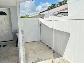 940 NW 32nd Ct in Miami, FL - Building Photo - Building Photo