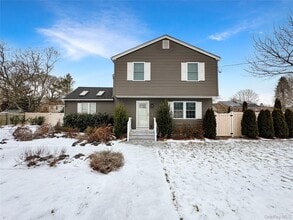120 Clinton Ave in East Patchogue, NY - Building Photo - Building Photo