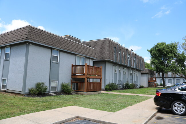 Brentwood Park Apartments in Grandview, MO - Building Photo - Building Photo