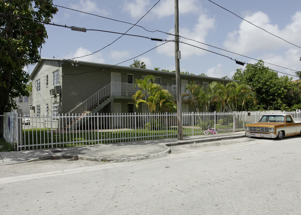 142 NW 27th St in Miami, FL - Foto de edificio