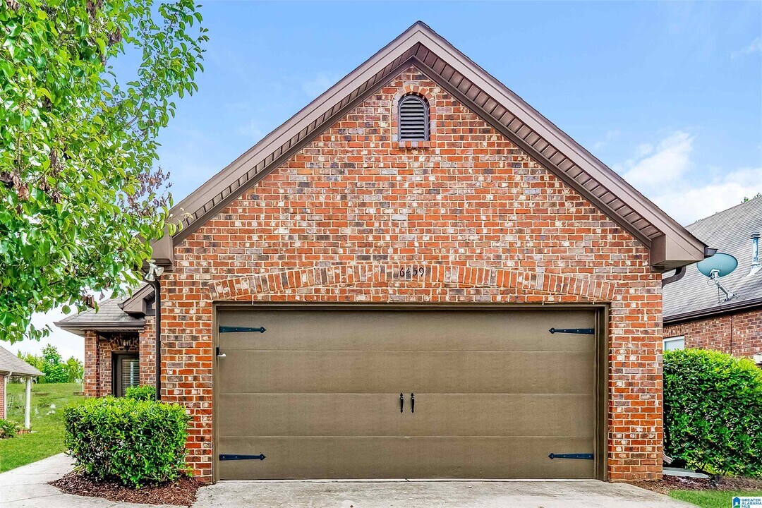 6459 Southern Trace Dr in Leeds, AL - Foto de edificio