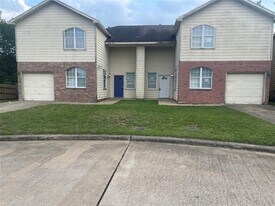 6403 Waldron Dr in Houston, TX - Building Photo
