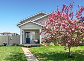 30 Pinnacle Grove in Grande Prairie, AB - Building Photo