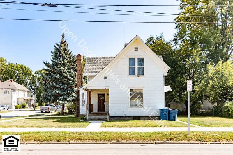 1104 S Jackson St in Auburn, IN - Building Photo